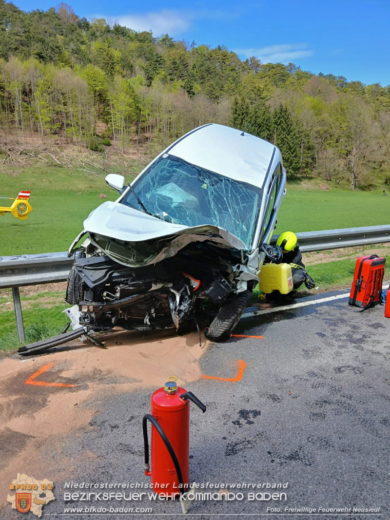 20260423_Frontalzusammensto� zweier PKW auf der L4020 zwischen Neusiedl und Hernstein Foto: FF Neusiedl