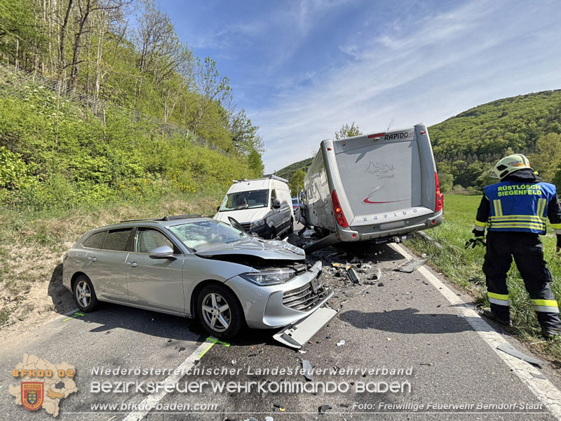 20260428_Schwerer Verkehrsunfall fordert drei Verletzte auf der B210 im Helenental  Foto: FF Baden-Stadt