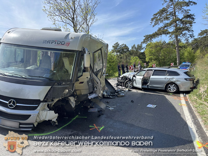 20260428_Schwerer Verkehrsunfall fordert drei Verletzte auf der B210 im Helenental  Foto: FF Baden-Stadt