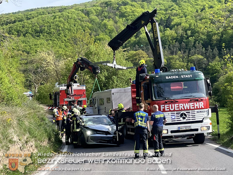 20260428_Schwerer Verkehrsunfall fordert drei Verletzte auf der B210 im Helenental  Foto: FF Baden-Stadt