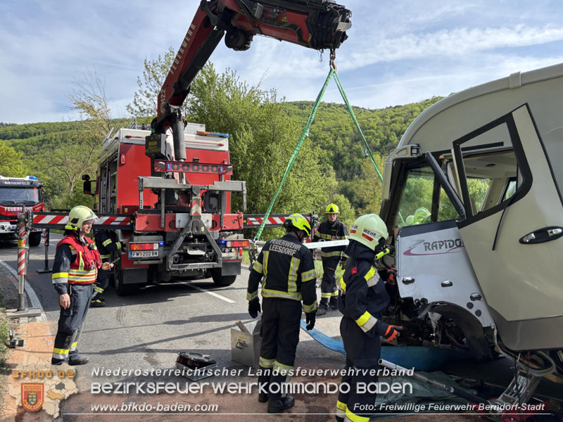 20260428_Schwerer Verkehrsunfall fordert drei Verletzte auf der B210 im Helenental  Foto: FF Baden-Stadt