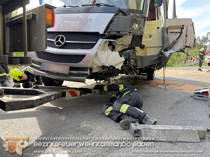 20260428_Schwerer Verkehrsunfall fordert drei Verletzte auf der B210 im Helenental  Foto: FF Baden-Stadt
