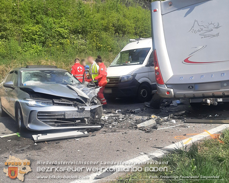 20260428_Schwerer Verkehrsunfall fordert drei Verletzte auf der B210 im Helenental Foto: FF Siegenfeld