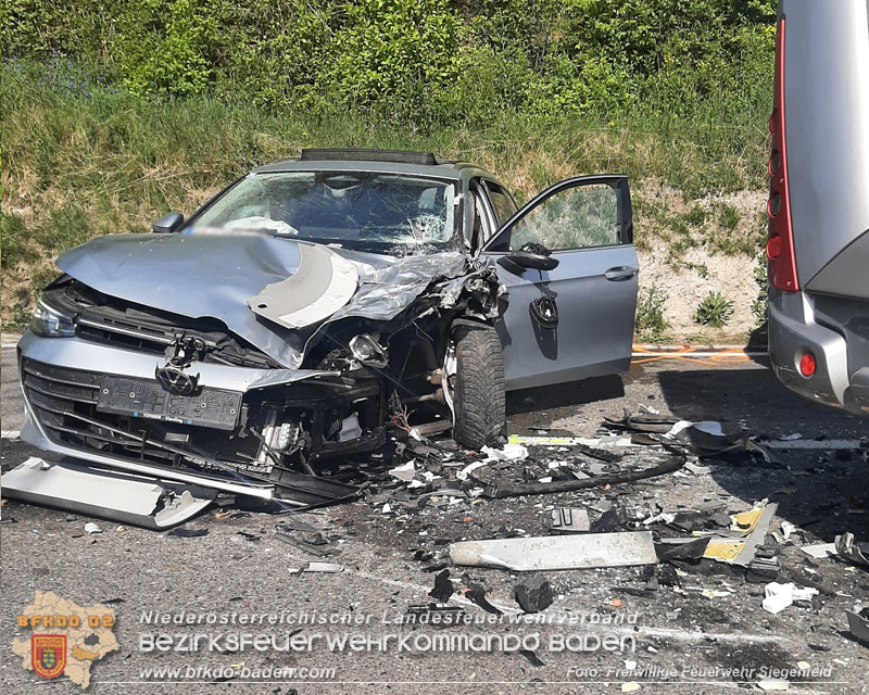 20260428_Schwerer Verkehrsunfall fordert drei Verletzte auf der B210 im Helenental Foto: FF Siegenfeld