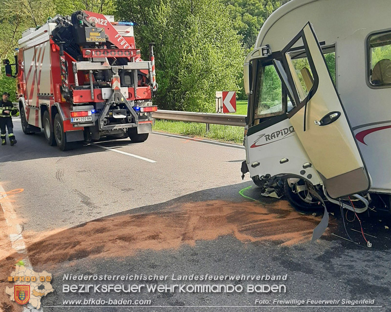 20260428_Schwerer Verkehrsunfall fordert drei Verletzte auf der B210 im Helenental Foto: FF Siegenfeld