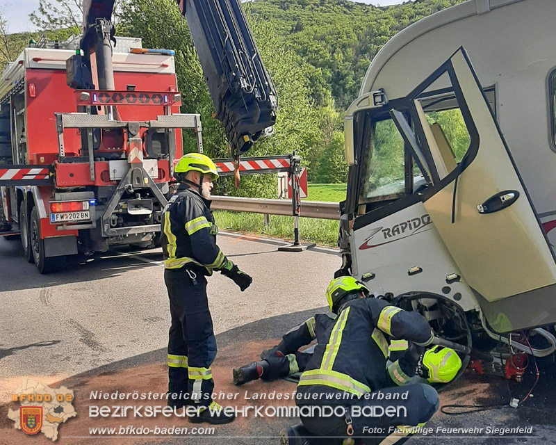 20260428_Schwerer Verkehrsunfall fordert drei Verletzte auf der B210 im Helenental Foto: FF Siegenfeld