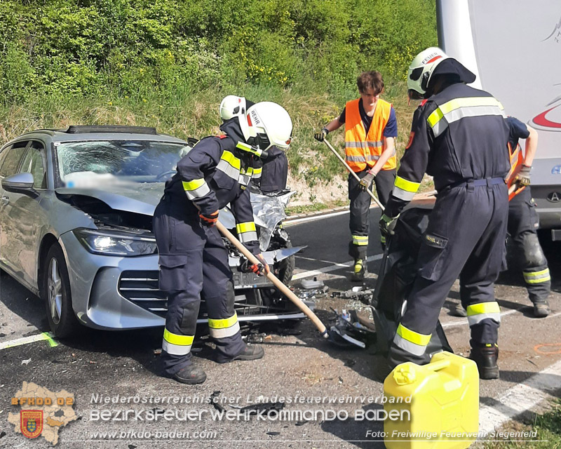 20260428_Schwerer Verkehrsunfall fordert drei Verletzte auf der B210 im Helenental Foto: FF Siegenfeld