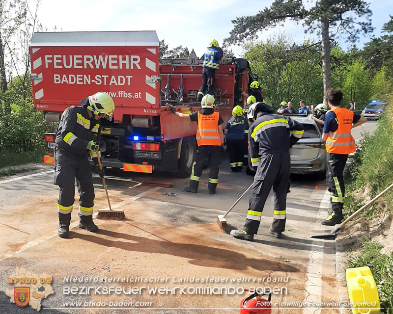 20260428_Schwerer Verkehrsunfall fordert drei Verletzte auf der B210 im Helenental Foto: FF Siegenfeld