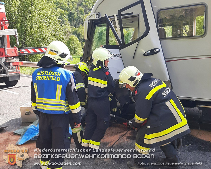 20260428_Schwerer Verkehrsunfall fordert drei Verletzte auf der B210 im Helenental Foto: FF Siegenfeld