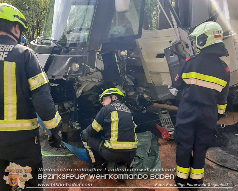 20260428_Schwerer Verkehrsunfall fordert drei Verletzte auf der B210 im Helenental Foto: FF Siegenfeld
