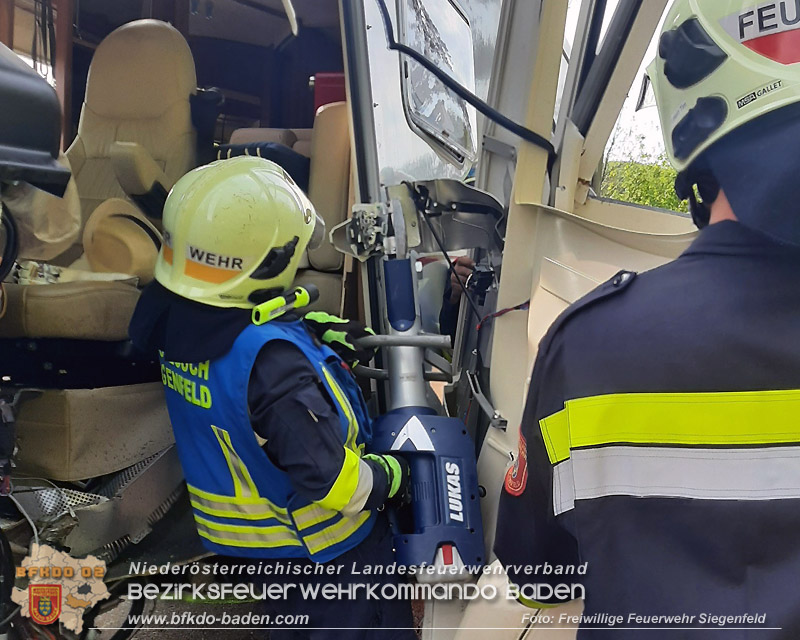 20260428_Schwerer Verkehrsunfall fordert drei Verletzte auf der B210 im Helenental Foto: FF Siegenfeld