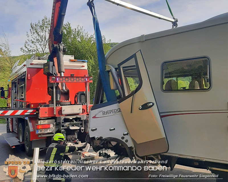 20260428_Schwerer Verkehrsunfall fordert drei Verletzte auf der B210 im Helenental Foto: FF Siegenfeld