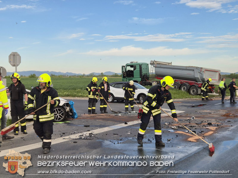 20260505_Verkehrsunfall mit drei Fahrzeugen auf der L157 bei Tattendorf  Foto: FF Pottendorf