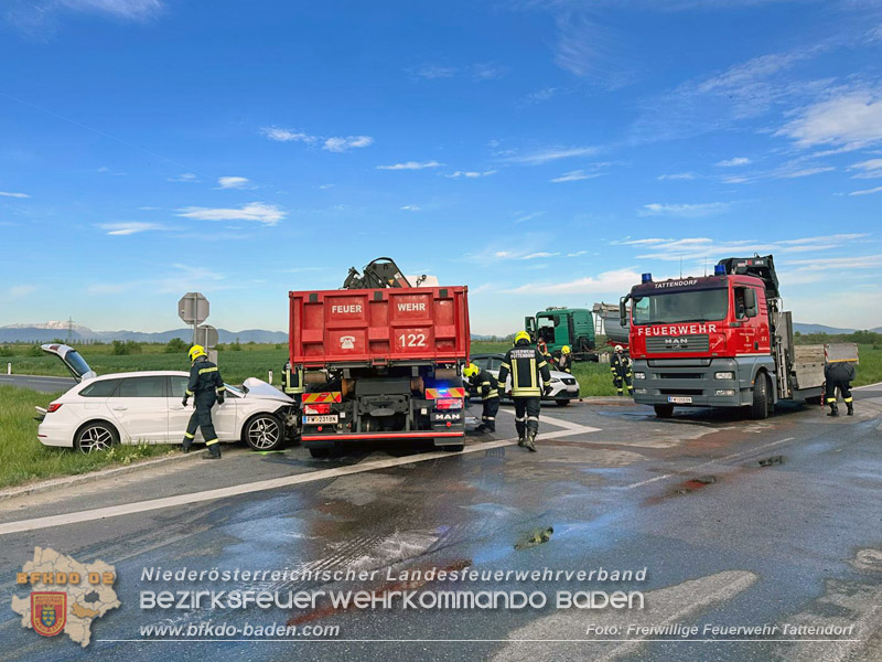 20260505_Verkehrsunfall mit drei Fahrzeugen auf der L157 bei Tattendorf  Foto: Hubert Dachauer/FF Tattendorf