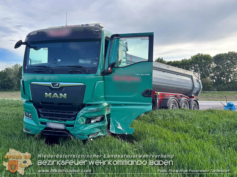 20260505_Verkehrsunfall mit drei Fahrzeugen auf der L157 bei Tattendorf  Foto: Hubert Dachauer/FF Tattendorf