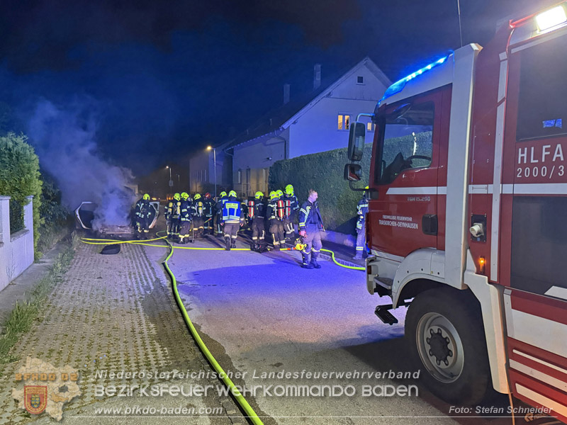 20260512_Geparktes Elektrofahrzeug f�ngt pl�tzlich in Oeynhausen Feuer Foto: Stefan Schneider BFKDO BADEN