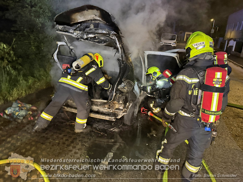 20260512_Geparktes Elektrofahrzeug f�ngt pl�tzlich in Oeynhausen Feuer Foto: Stefan Schneider BFKDO BADEN