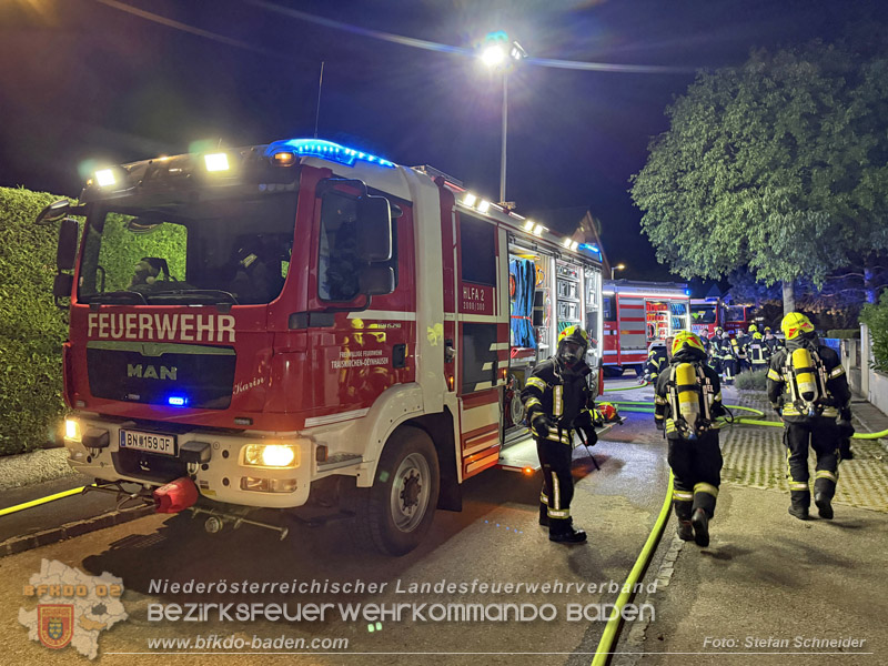 20260512_Geparktes Elektrofahrzeug f�ngt pl�tzlich in Oeynhausen Feuer Foto: Stefan Schneider BFKDO BADEN