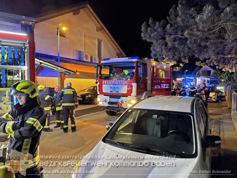 20260512_Geparktes Elektrofahrzeug f�ngt pl�tzlich in Oeynhausen Feuer Foto: Stefan Schneider BFKDO BADEN