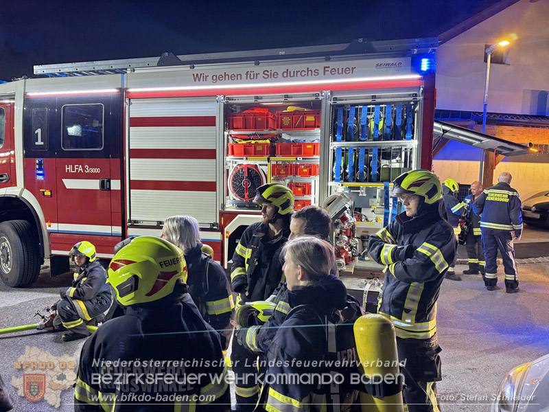 20260512_Geparktes Elektrofahrzeug f�ngt pl�tzlich in Oeynhausen Feuer Foto: Stefan Schneider BFKDO BADEN