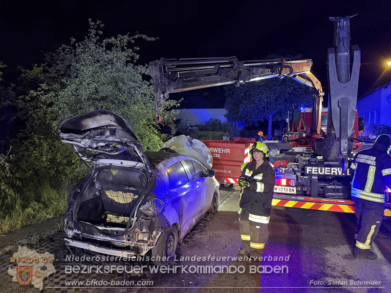 20260512_Geparktes Elektrofahrzeug f�ngt pl�tzlich in Oeynhausen Feuer Foto: Stefan Schneider BFKDO BADEN