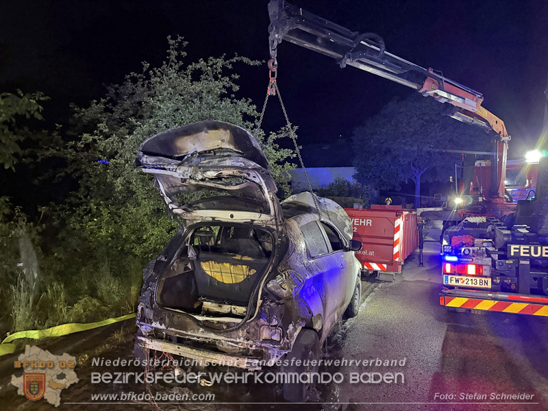 20260512_Geparktes Elektrofahrzeug f�ngt pl�tzlich in Oeynhausen Feuer Foto: Stefan Schneider BFKDO BADEN