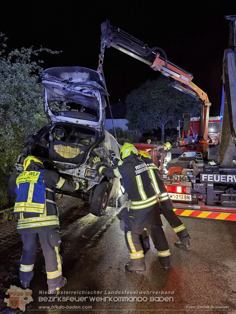 20260512_Geparktes Elektrofahrzeug f�ngt pl�tzlich in Oeynhausen Feuer Foto: Stefan Schneider BFKDO BADEN
