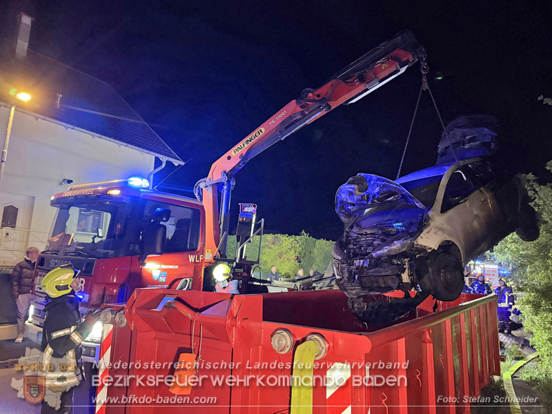 20260512_Geparktes Elektrofahrzeug f�ngt pl�tzlich in Oeynhausen Feuer Foto: Stefan Schneider BFKDO BADEN