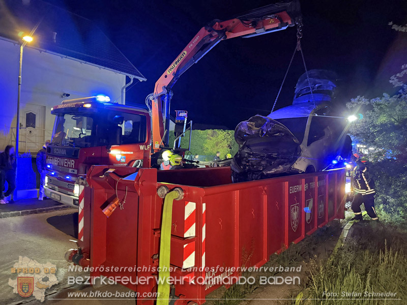 20260512_Geparktes Elektrofahrzeug f�ngt pl�tzlich in Oeynhausen Feuer Foto: Stefan Schneider BFKDO BADEN