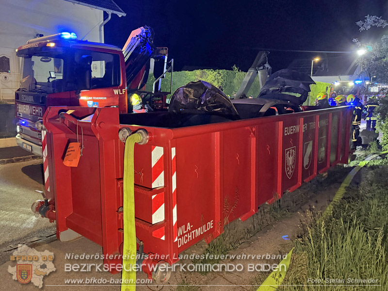 20260512_Geparktes Elektrofahrzeug f�ngt pl�tzlich in Oeynhausen Feuer Foto: Stefan Schneider BFKDO BADEN