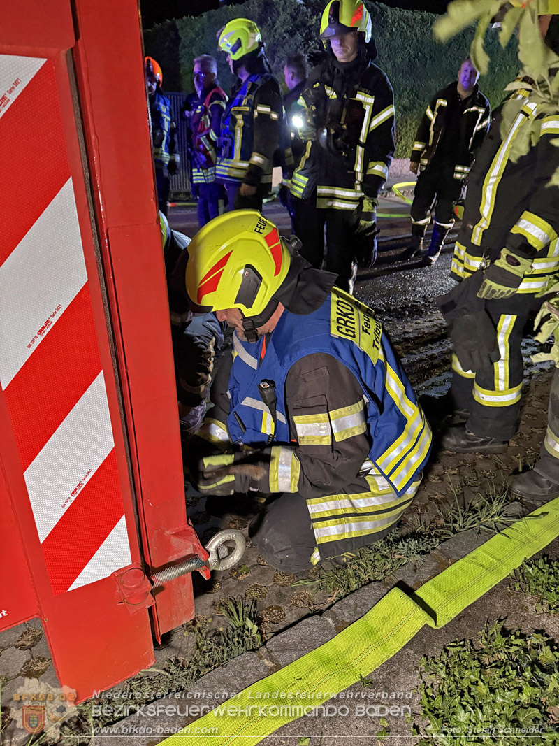 20260512_Geparktes Elektrofahrzeug f�ngt pl�tzlich in Oeynhausen Feuer Foto: Stefan Schneider BFKDO BADEN