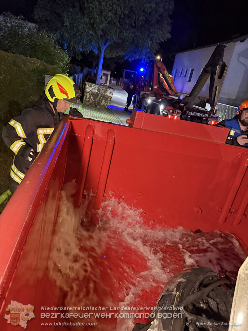 20260512_Geparktes Elektrofahrzeug f�ngt pl�tzlich in Oeynhausen Feuer Foto: Stefan Schneider BFKDO BADEN