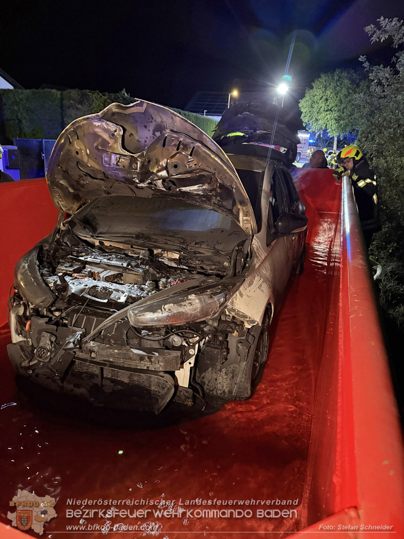 20260512_Geparktes Elektrofahrzeug f�ngt pl�tzlich in Oeynhausen Feuer Foto: Stefan Schneider BFKDO BADEN