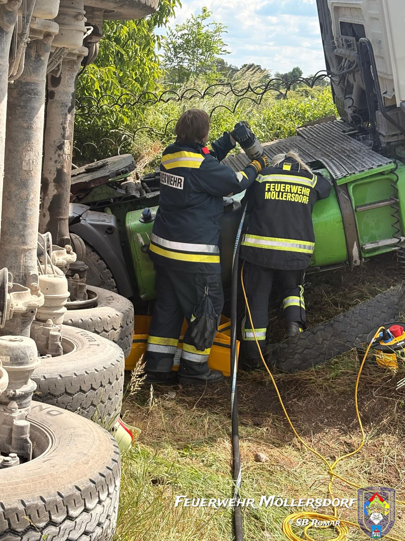 20260521_LKW-Sattelzug verunfallt auf der B17 H�he Gewerbepark Teesdorf Foto: Romar FF M�llersdorf