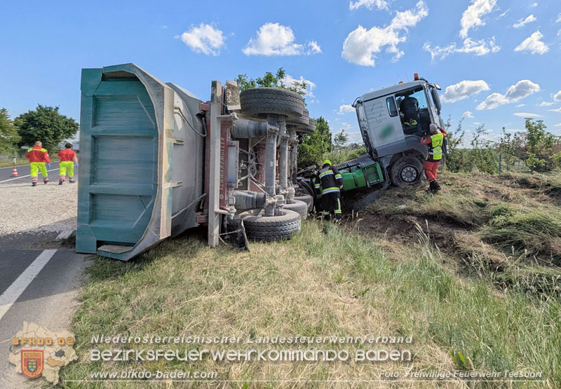 20260521_LKW-Sattelzug verunfallt auf der B17 H�he Gewerbepark Teesdorf   Foto: Petra Gisperg FF Teesdorf