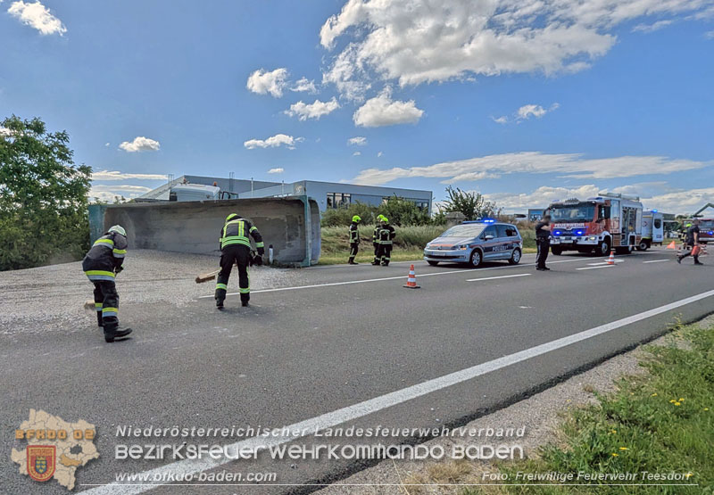 20260521_LKW-Sattelzug verunfallt auf der B17 H�he Gewerbepark Teesdorf   Foto: Petra Gisperg FF Teesdorf