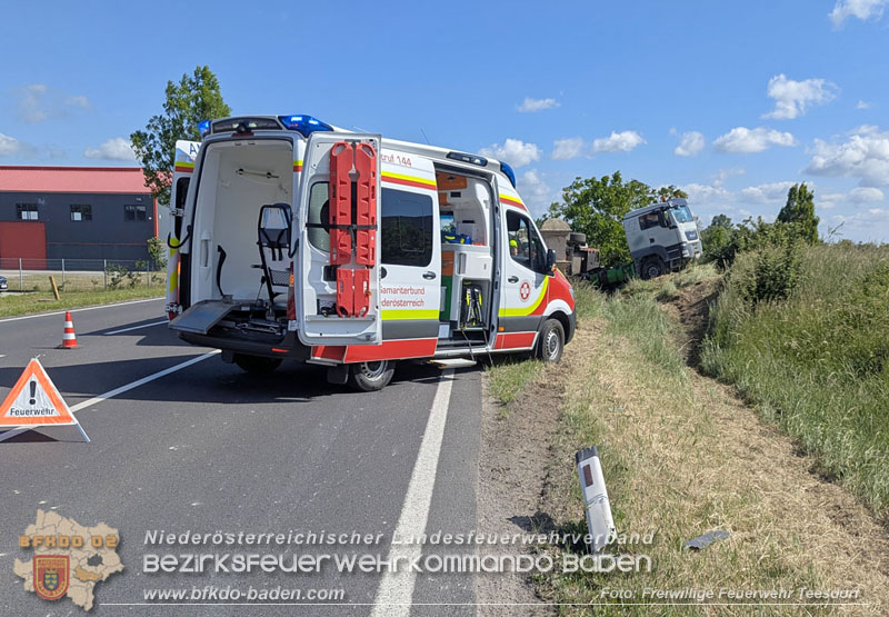 20260521_LKW-Sattelzug verunfallt auf der B17 H�he Gewerbepark Teesdorf   Foto: Petra Gisperg FF Teesdorf