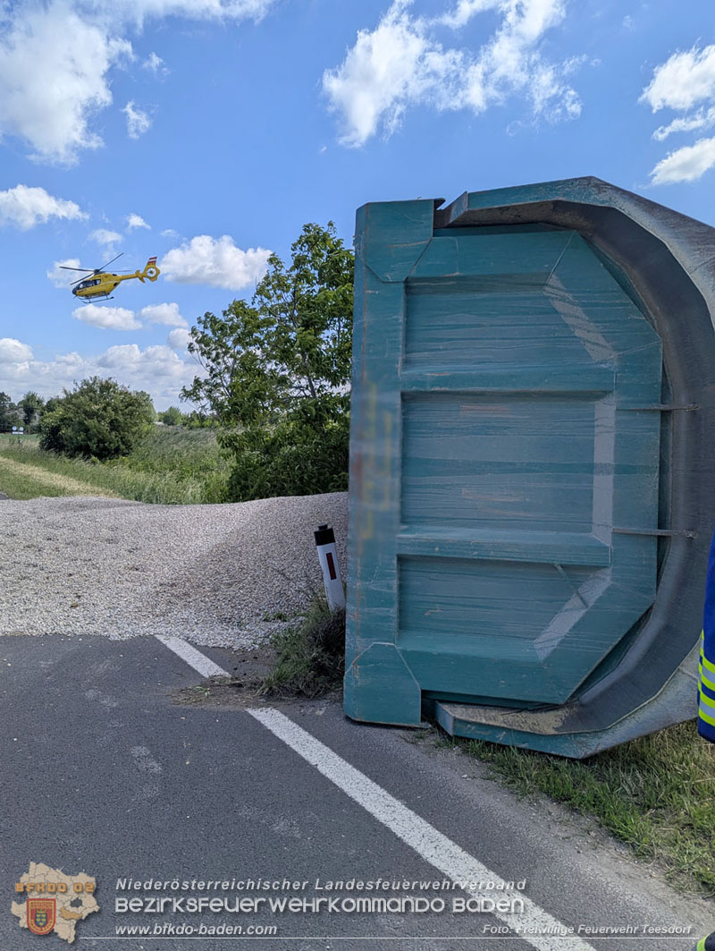 20260521_LKW-Sattelzug verunfallt auf der B17 H�he Gewerbepark Teesdorf   Foto: Petra Gisperg FF Teesdorf