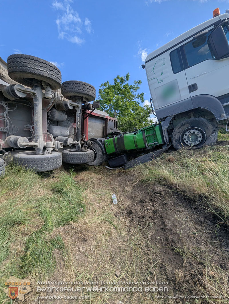 20260521_LKW-Sattelzug verunfallt auf der B17 H�he Gewerbepark Teesdorf Foto: Petra Gisperg FF Teesdorf
