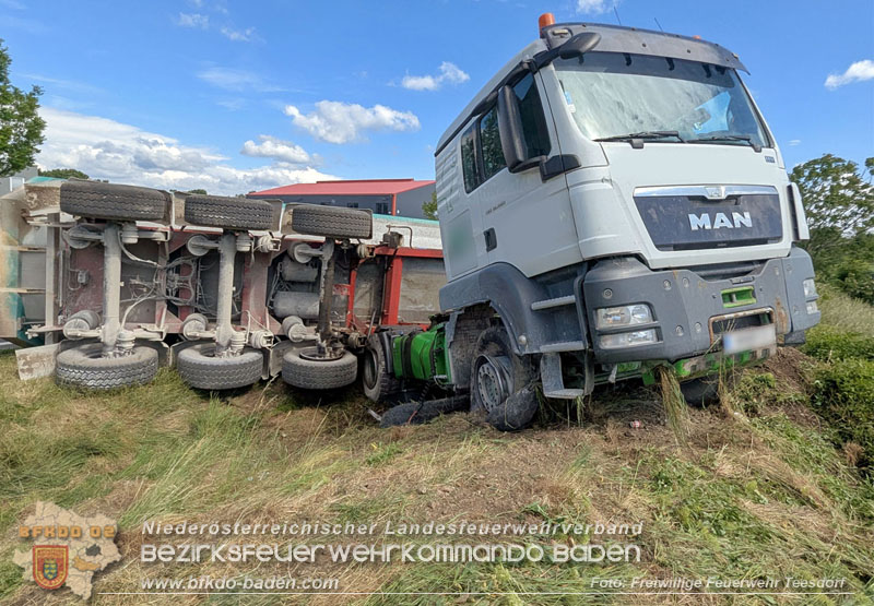 20260521_LKW-Sattelzug verunfallt auf der B17 H�he Gewerbepark Teesdorf Foto: Petra Gisperg FF Teesdorf
