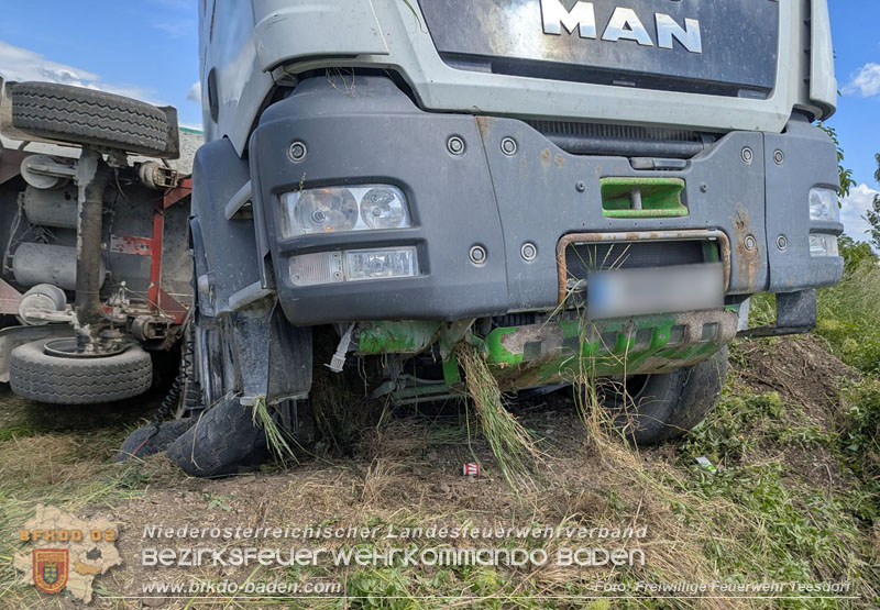 20260521_LKW-Sattelzug verunfallt auf der B17 H�he Gewerbepark Teesdorf Foto: Petra Gisperg FF Teesdorf