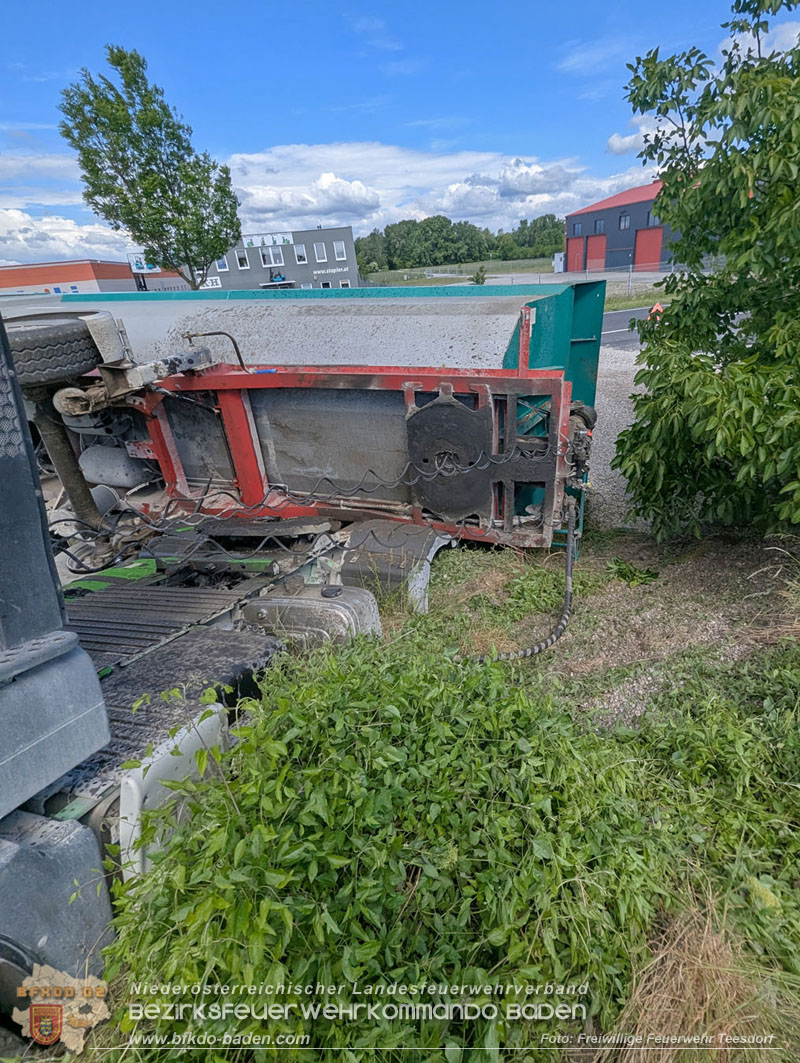 20260521_LKW-Sattelzug verunfallt auf der B17 H�he Gewerbepark Teesdorf Foto: Petra Gisperg FF Teesdorf