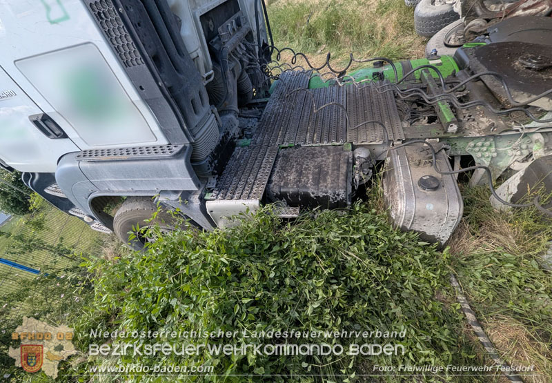 20260521_LKW-Sattelzug verunfallt auf der B17 H�he Gewerbepark Teesdorf Foto: Petra Gisperg FF Teesdorf