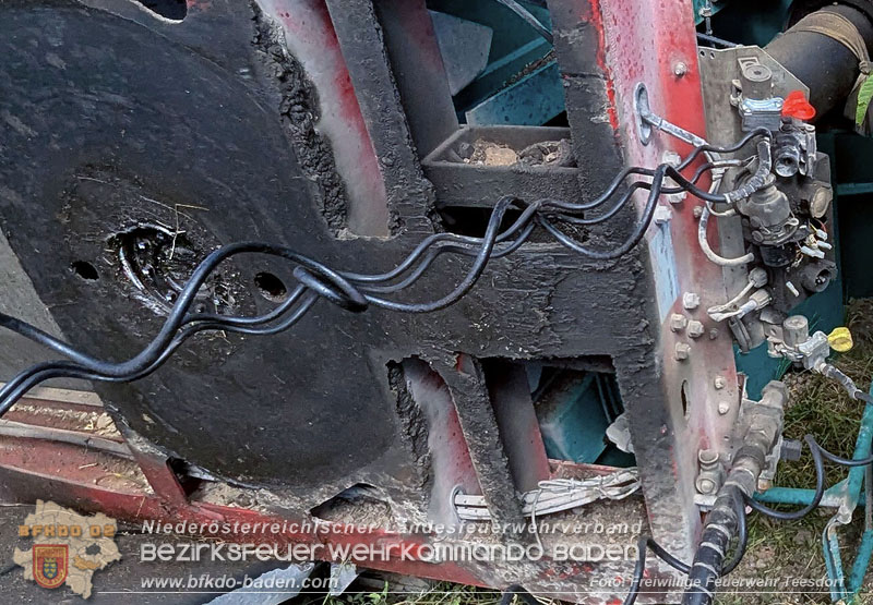 20260521_LKW-Sattelzug verunfallt auf der B17 H�he Gewerbepark Teesdorf Foto: Petra Gisperg FF Teesdorf