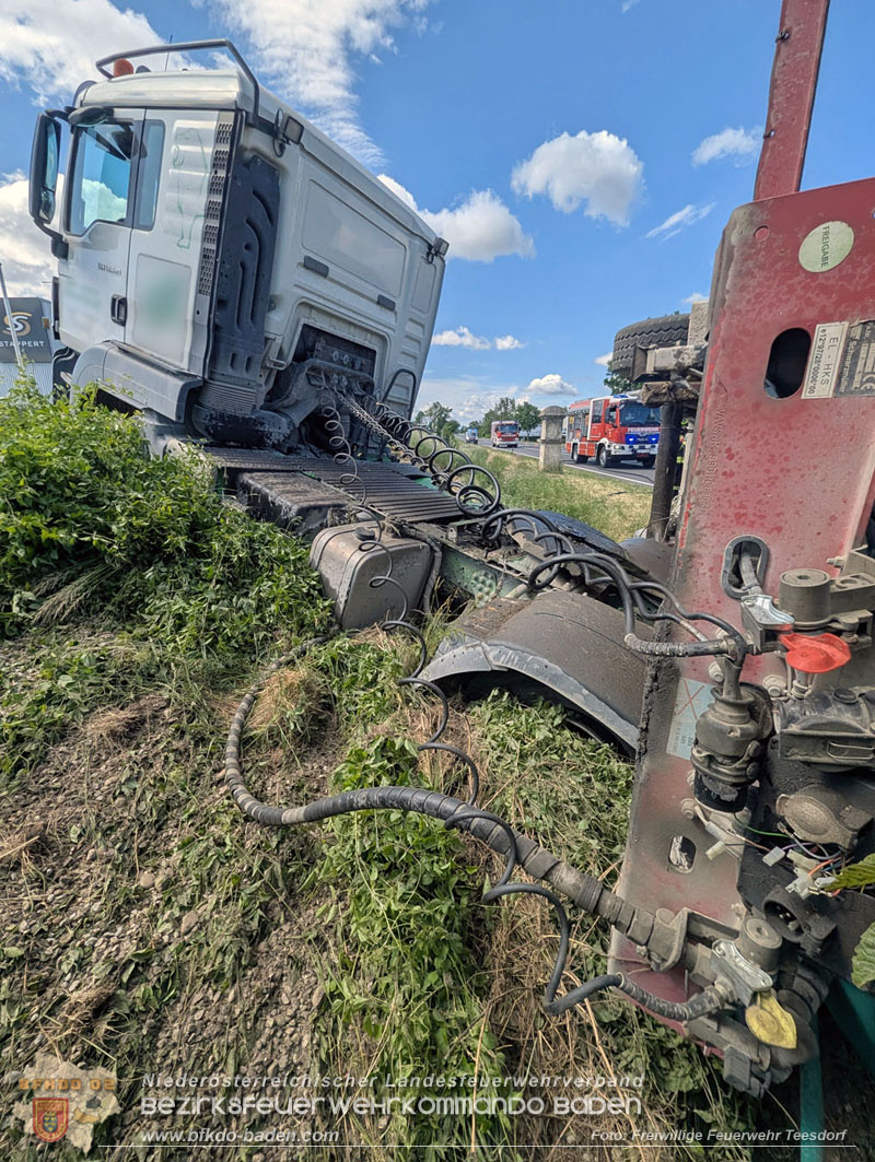20260521_LKW-Sattelzug verunfallt auf der B17 H�he Gewerbepark Teesdorf Foto: Petra Gisperg FF Teesdorf