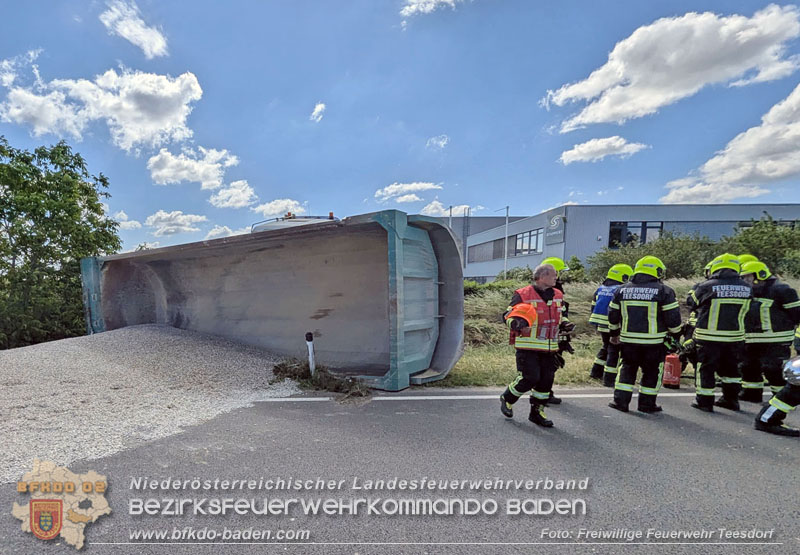 20260521_LKW-Sattelzug verunfallt auf der B17 H�he Gewerbepark Teesdorf Foto: Petra Gisperg FF Teesdorf