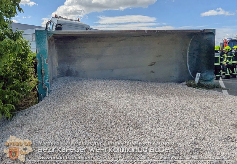 20260521_LKW-Sattelzug verunfallt auf der B17 H�he Gewerbepark Teesdorf Foto: Petra Gisperg FF Teesdorf