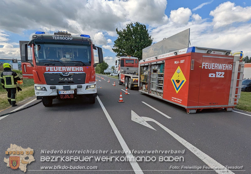 20260521_LKW-Sattelzug verunfallt auf der B17 H�he Gewerbepark Teesdorf Foto: Petra Gisperg FF Teesdorf