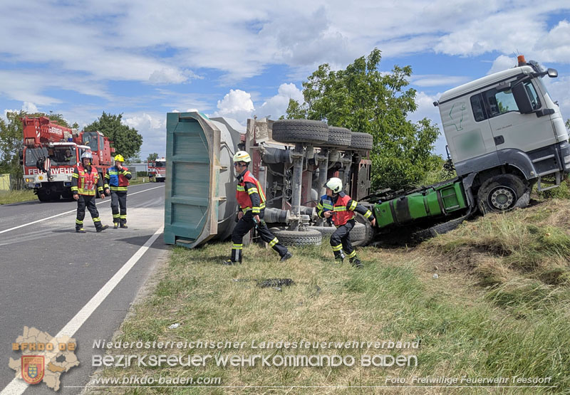 20260521_LKW-Sattelzug verunfallt auf der B17 H�he Gewerbepark Teesdorf Foto: Petra Gisperg FF Teesdorf