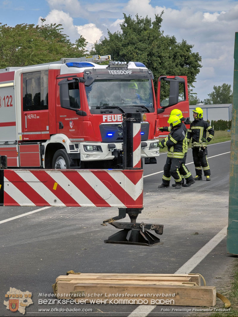 20260521_LKW-Sattelzug verunfallt auf der B17 H�he Gewerbepark Teesdorf Foto: Petra Gisperg FF Teesdorf